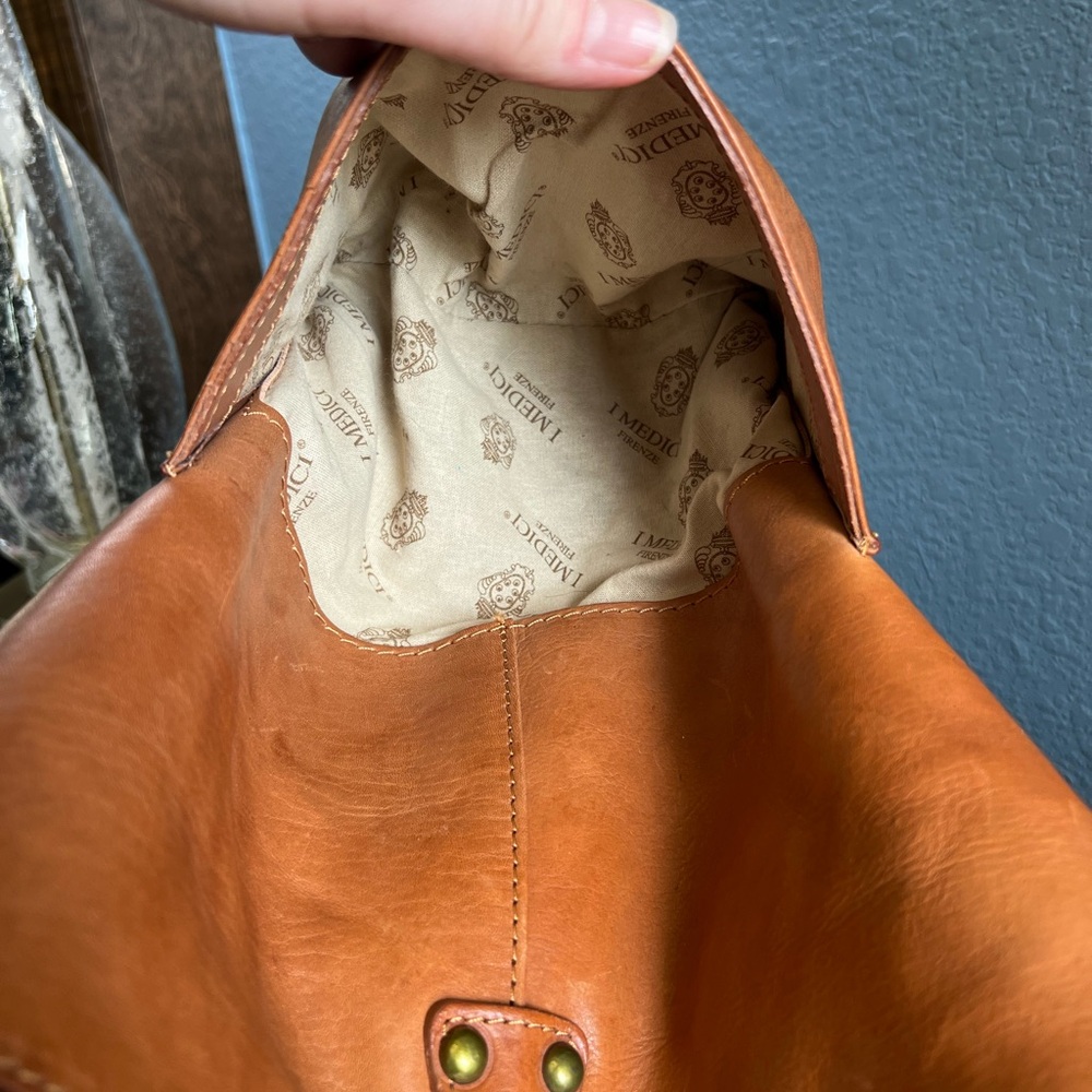 Elegant Tan Leather Shoulder Bag - Picture 10 of 11
